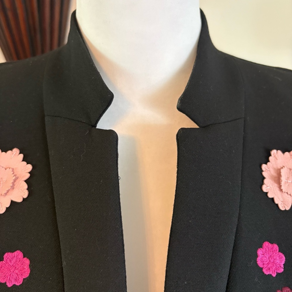 CARLISLE COLLECTION Designer Black Blazer. Leather Flowers! Embroidered. Size 4 - Picture 6 of 16